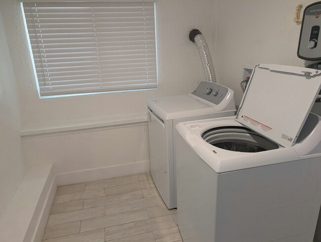 Building Photo - 1019 41st St