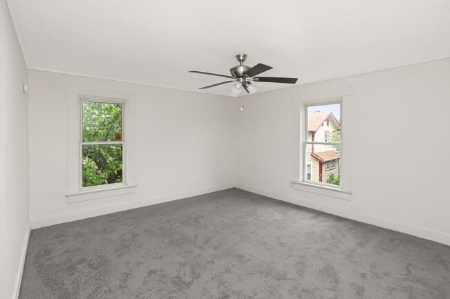 Building Photo - Check out this spacious 2bdr home for rent!