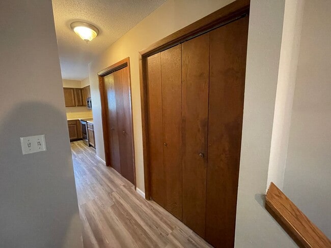Building Photo - 2 bd/1.5 Bath Townhome FOR RENT!!