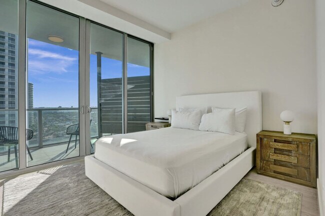 Building Photo - 3100 N Ocean Dr