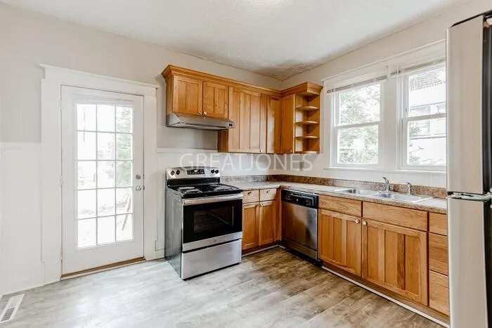 Building Photo - 808 3rd St SE