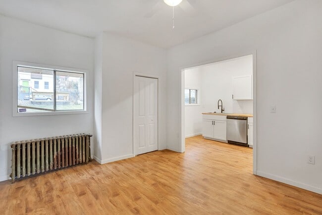 Building Photo - 2 bed 2 bath - great location, off street ...