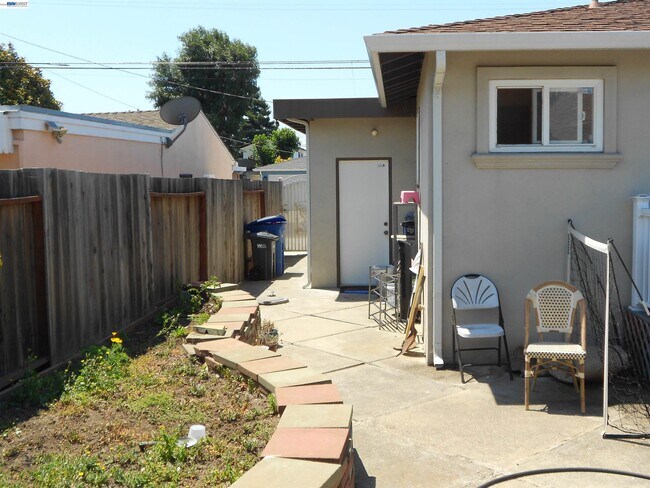 Building Photo - 1257 Henderson Ln