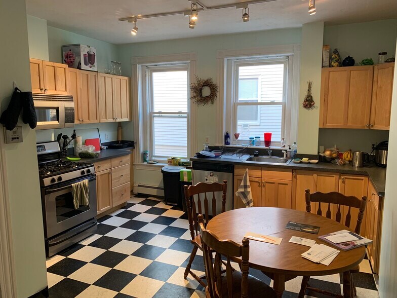 Building Photo - 108 Central St