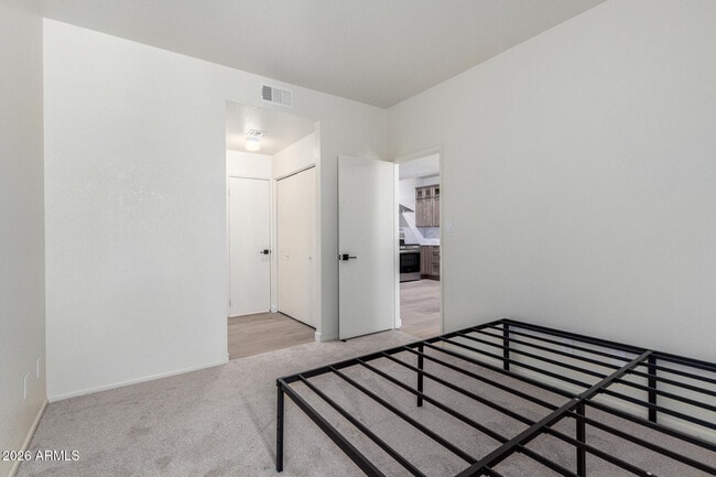 Building Photo - 1126 W Elliot Rd