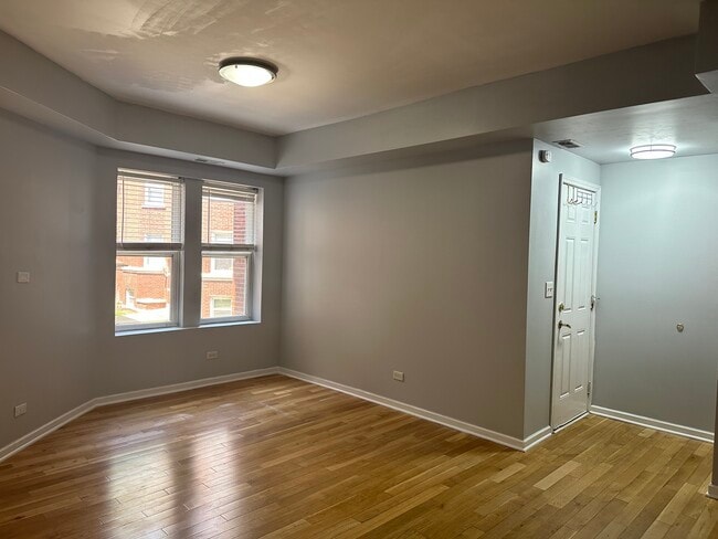Building Photo - 6419 N Greenview Ave