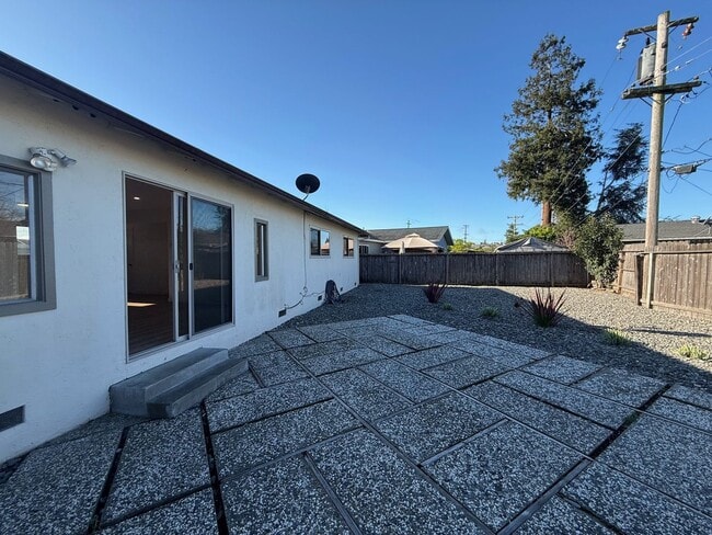 Building Photo - 3 Bedroom/2 Bathroom Single Story Home In Rohnert Park