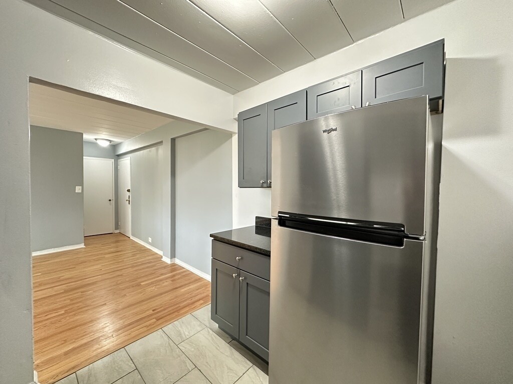 Building Photo - 1360 W Touhy Ave