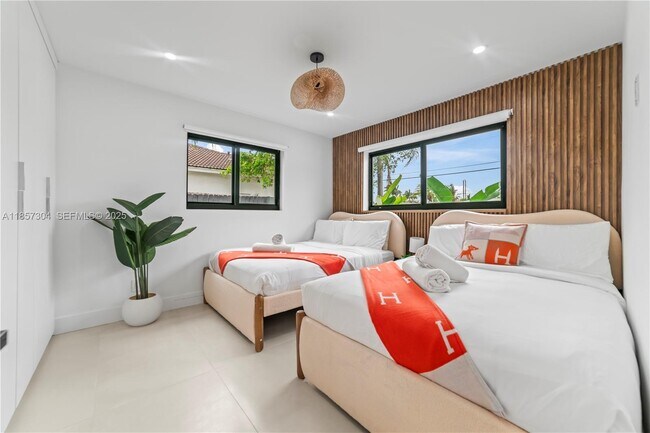 Building Photo - 209 N 31st Ave