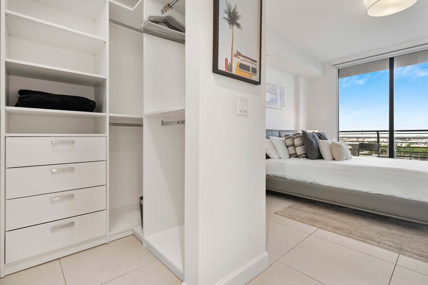 Building Photo - 5325 NW 85th Ave