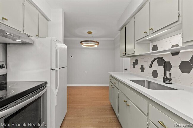 Building Photo - 15249 E 9 Mile Rd