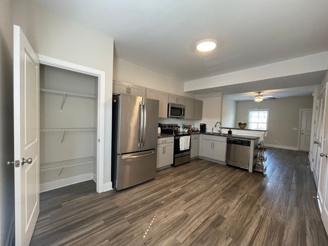 Building Photo - 2005 Willow Dr