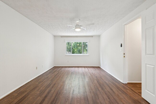 Building Photo - Home in Highly Desirable Forest Ridge!