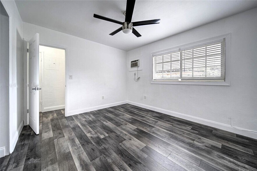 Building Photo - 6565 Santona St