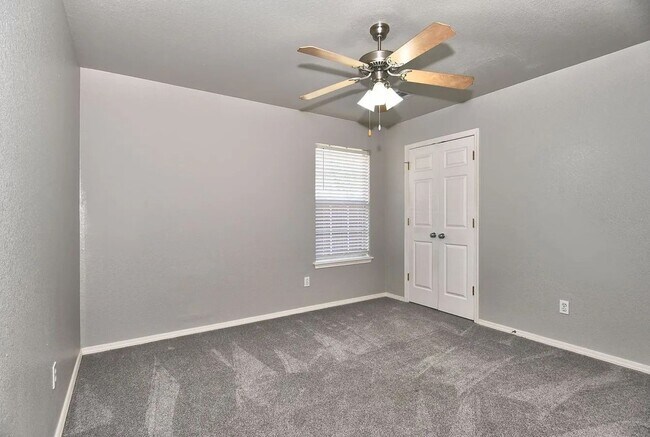 Building Photo - Beautiful 4 Bed 2.5 Bath Property in South...