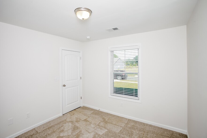 Building Photo - 462 Conifer St