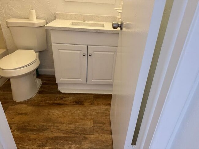 Building Photo - Freshly Updated Lake?Front Retreat in Desi...