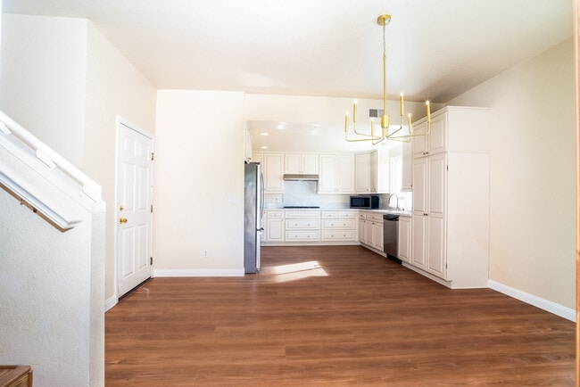 Building Photo - 1908 Broadway St