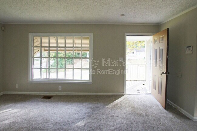 Building Photo - 892 Midway St SE