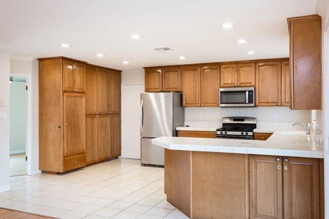 Building Photo - Traditional Single Family with Spacious Yard!