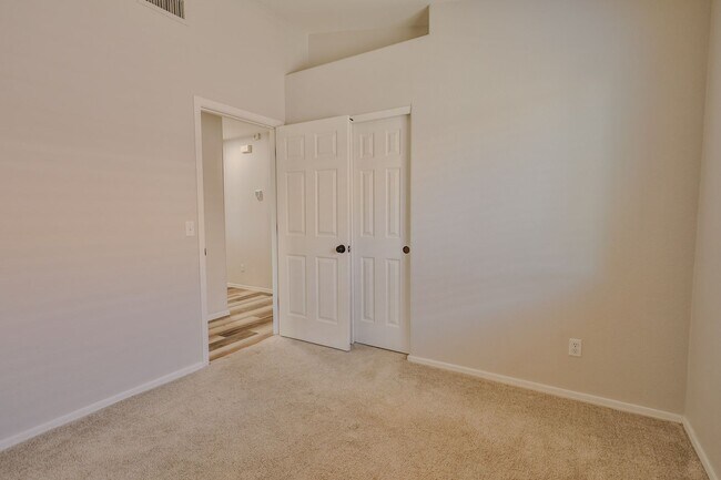 Building Photo - 4 Bedroom 2 Bathroom