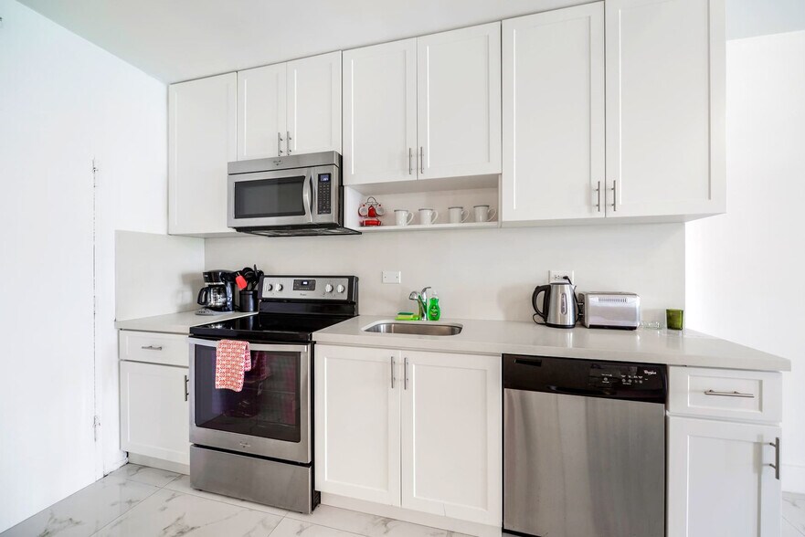 Building Photo - 5599 Collins Ave