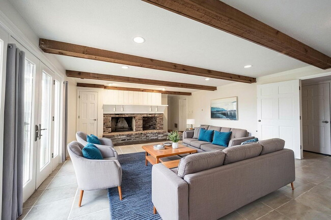 Building Photo - "Luxurious Lakefront Living in Carmel: Spa...
