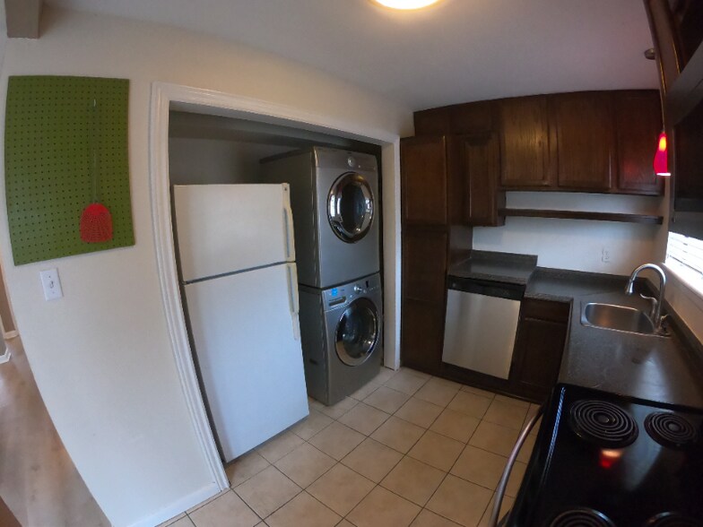 Building Photo - 404 Manuel Dr