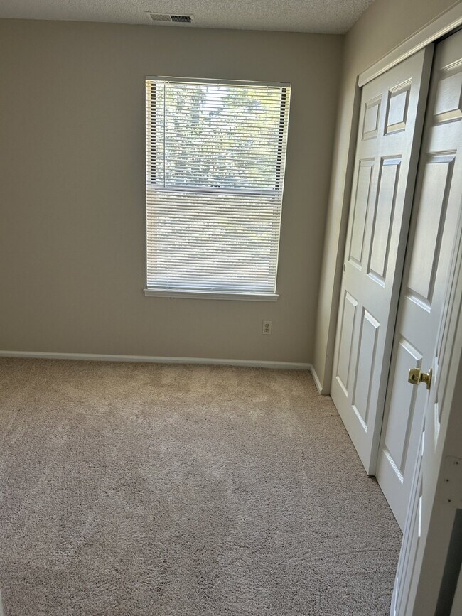 Building Photo - Charming Chestnut Condo!  AVAILABLE NOW!