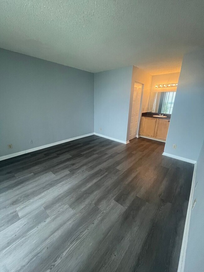 Building Photo - ONE BEDROOM ONE BATHROOM WITH LAKEVIEW!!!