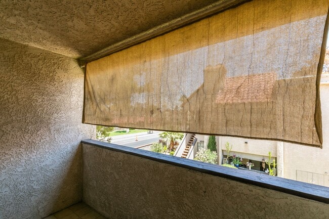 Building Photo - 2nd Floor Condo Near UNLV