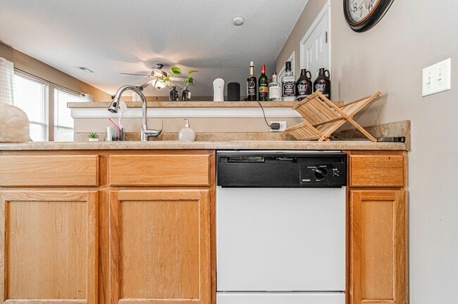 Building Photo - Spacious Home Close to Fort Riley!
