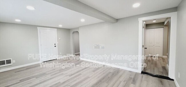 Building Photo - 3216 E Roosevelt Ave
