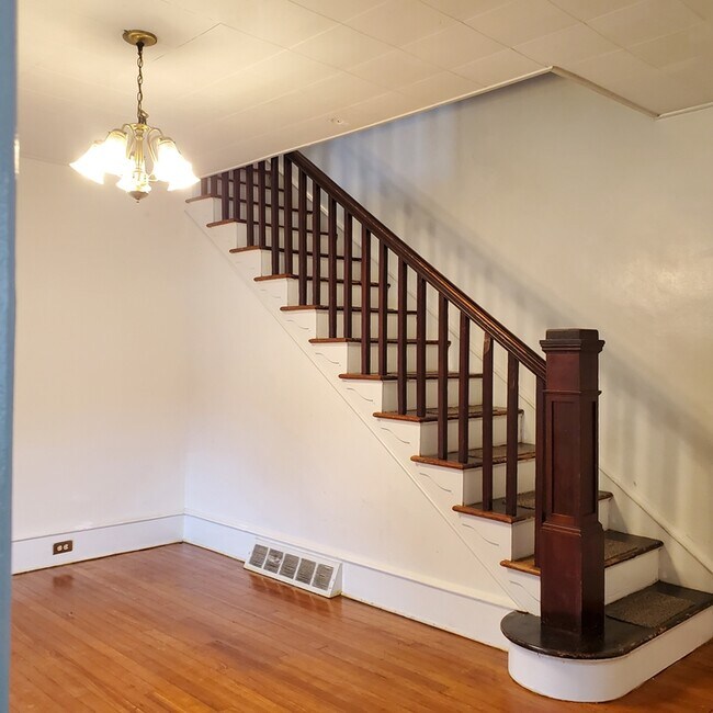 Building Photo - 100 Mary St