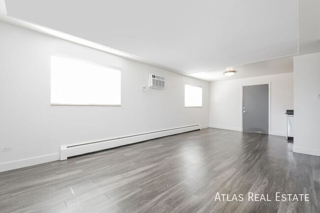 Building Photo - Beautiful 2 Bedroom 1 Bathroom, W/D in Uni...