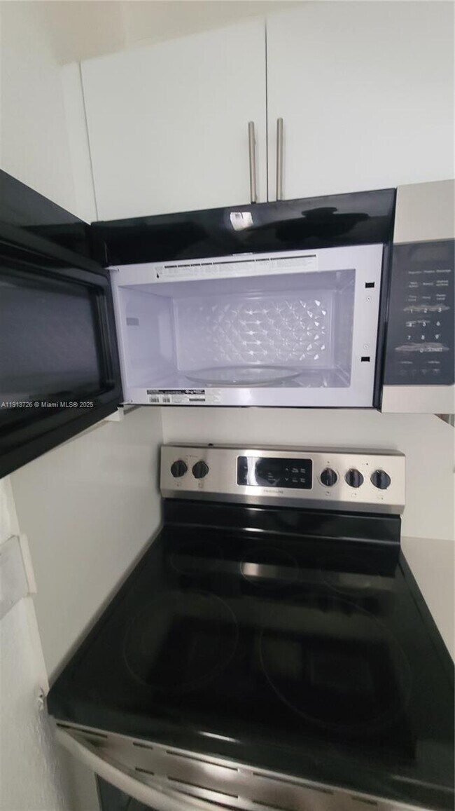 Building Photo - 2150 SW 26th St