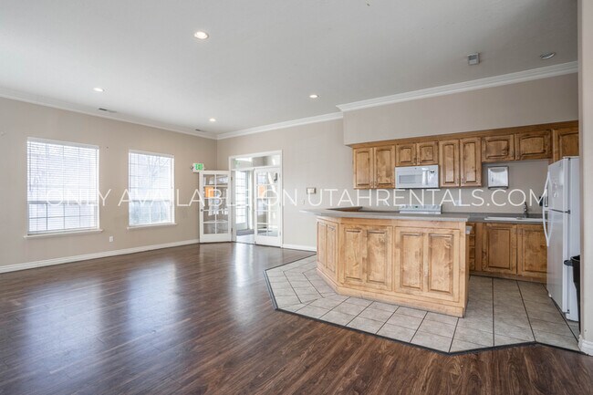 Building Photo - 421 Belmont Pl