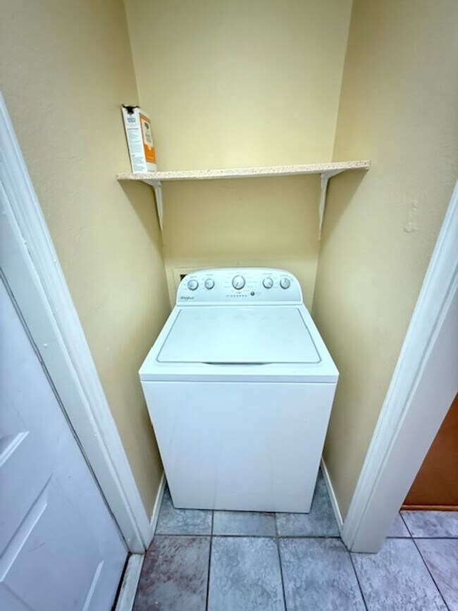 Building Photo - 3 Bedroom Home Available Soon!