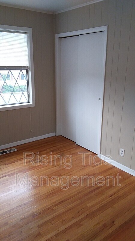 Building Photo - 613 Tree Haven Dr