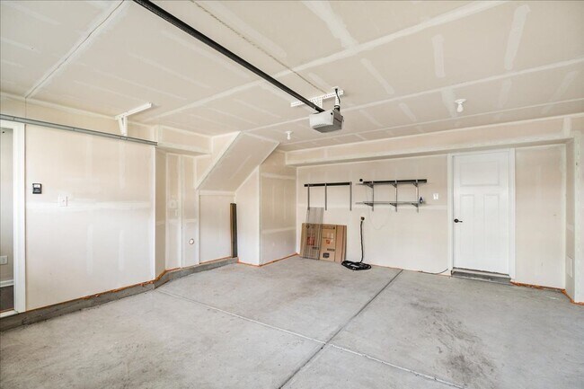 Building Photo - END UNIT EXTRA LARGE TOWNHOME FOR LEASE