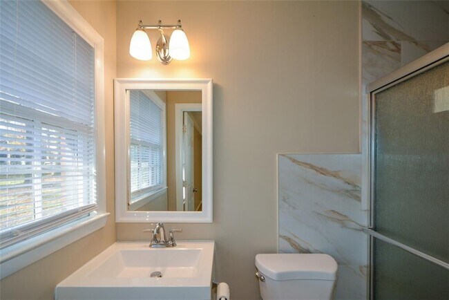 Building Photo - 1316 White Oak St SE