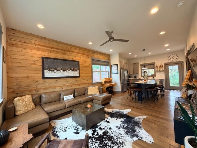 Building Photo - Gorgeous and Quiet 3 Bed 2.5 Bath Home in Railway Lofts & Cottages With Gallatin River Access!! M...