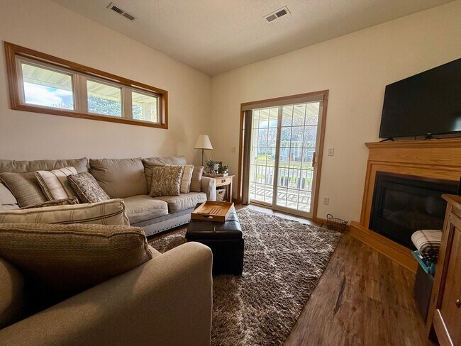 Building Photo - Lovely 3BR/3BA Otsego End Unit Townhome Available June!