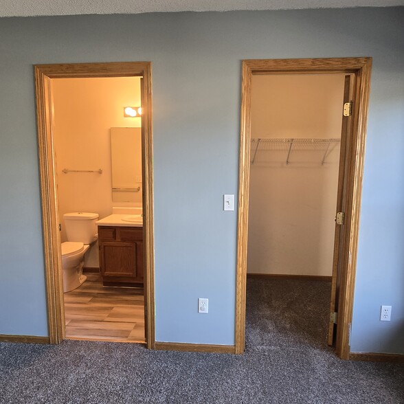Primary Bath& Walk-in Closet - 1415 Kodiak Ct
