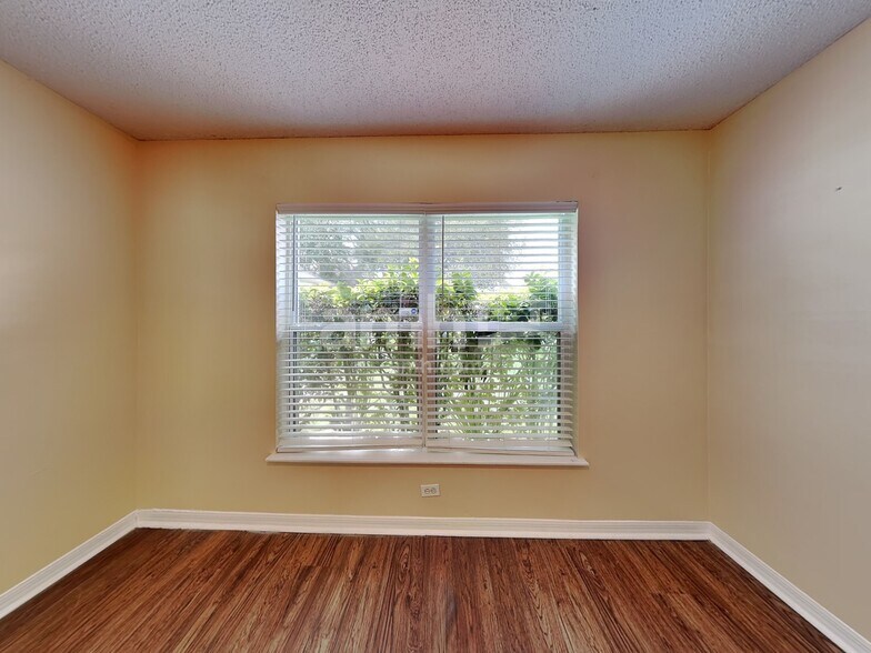 Building Photo - 375 Regal Downs Cir