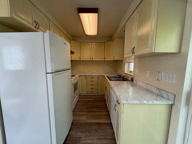 Building Photo - 2 Bed 1.5 Bath Unit!