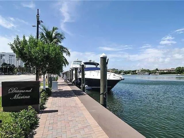 Private docks - 4775 Collins Ave