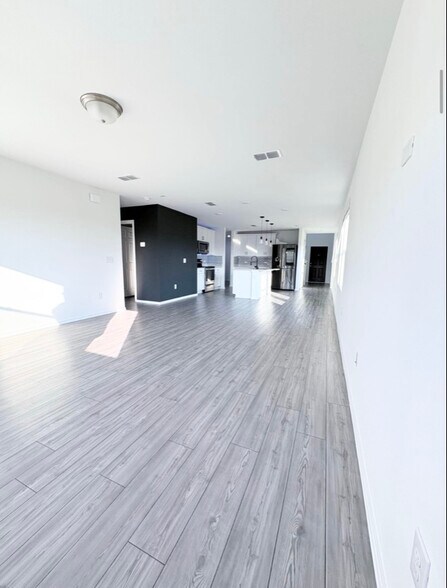 Building Photo - 302 Lake Erie Dr