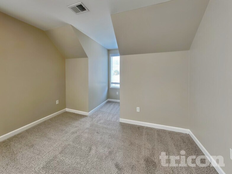 Building Photo - 1026 Chelsea Dr