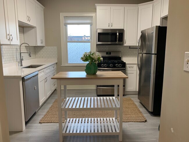 Building Photo - 910 Lake St